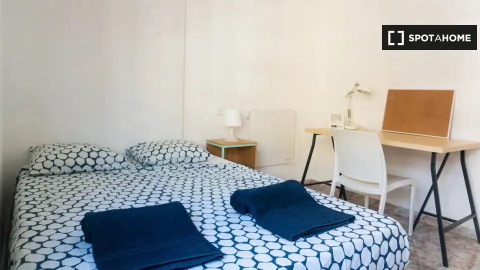Habitación de Piso de alquiler en Valencia con Aire acondicionado, Calefacción y Amueblado