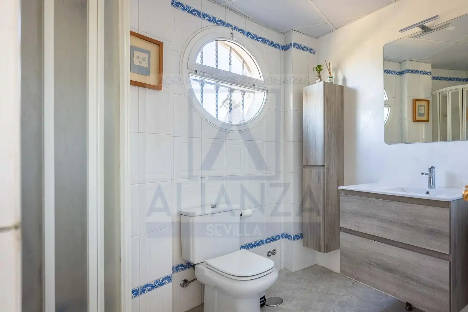 Bathroom of Houses for sale in Valencina de la Concepción  with Air Conditioner, Private garden and Community pool