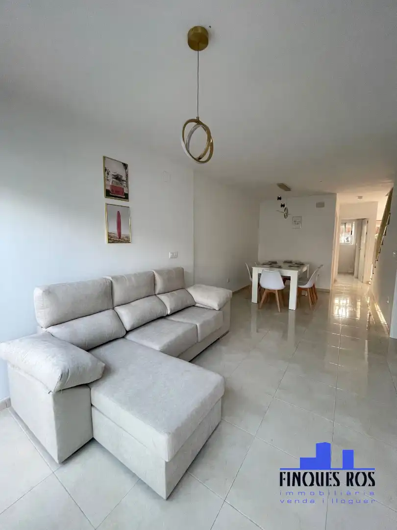 Sala d'estar de Casa adosada en venda en Vinaròs amb Aire condicionat, Parquet i Terrassa