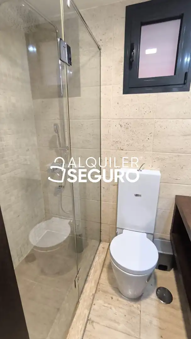 Baño de Piso de alquiler en Sevilla con Aire acondicionado, Calefacción y Amueblado