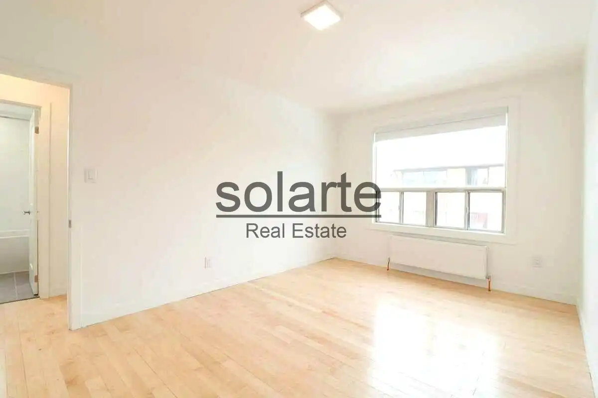 Dormitori de Planta baixa en venda en Barcelona amb Aire condicionat i Parquet