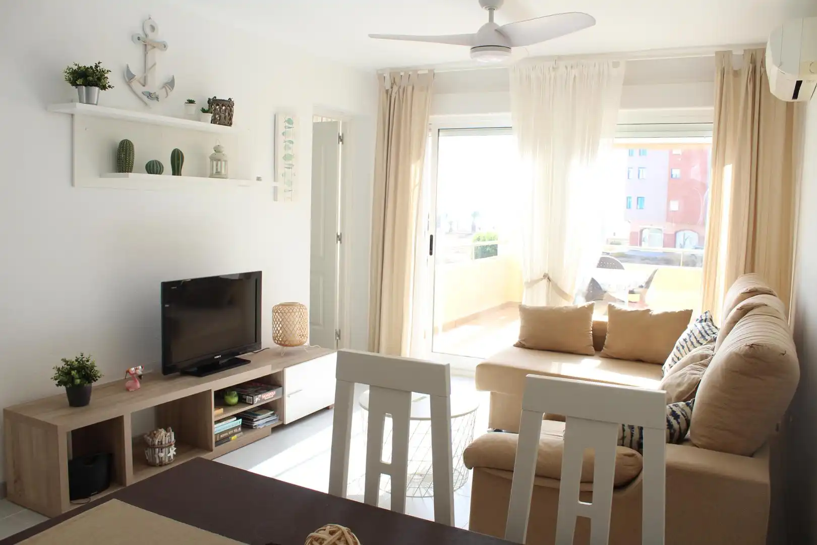 Sala d'estar de Apartament en venda en Roquetas de Mar amb Aire condicionat, Terrassa i Piscina
