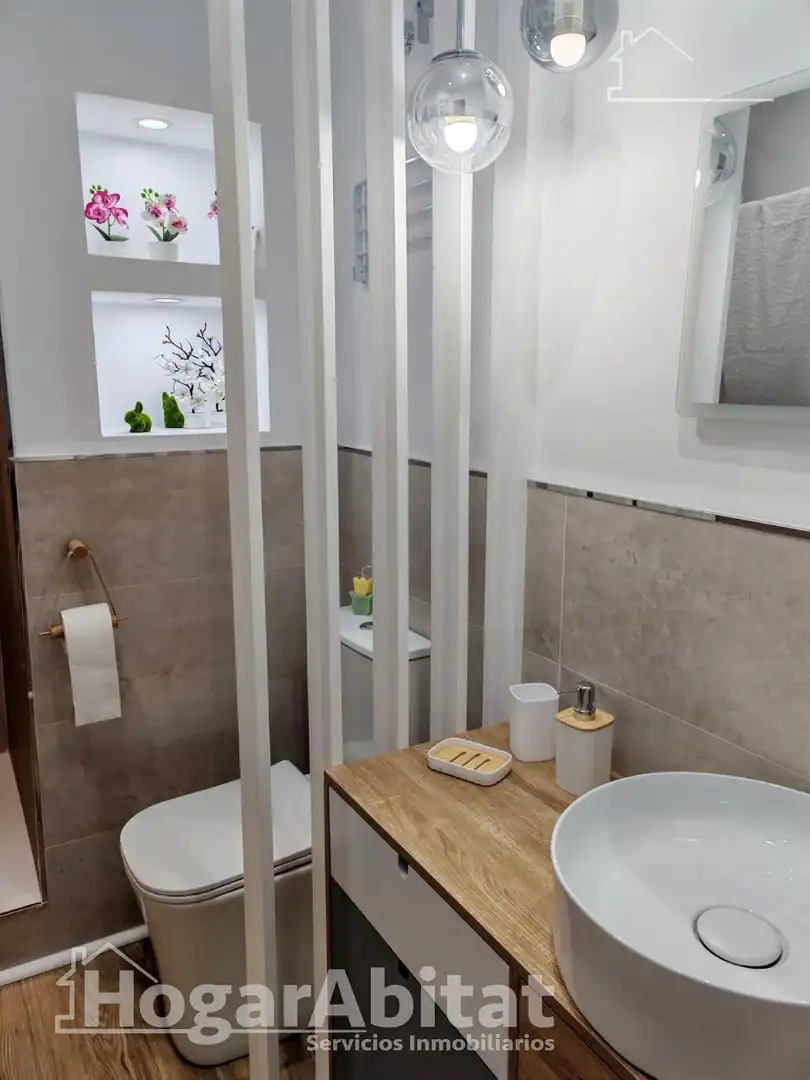 Bathroom of Attic for sale in Picassent  with Parquet flooring, Terrace and Furnished