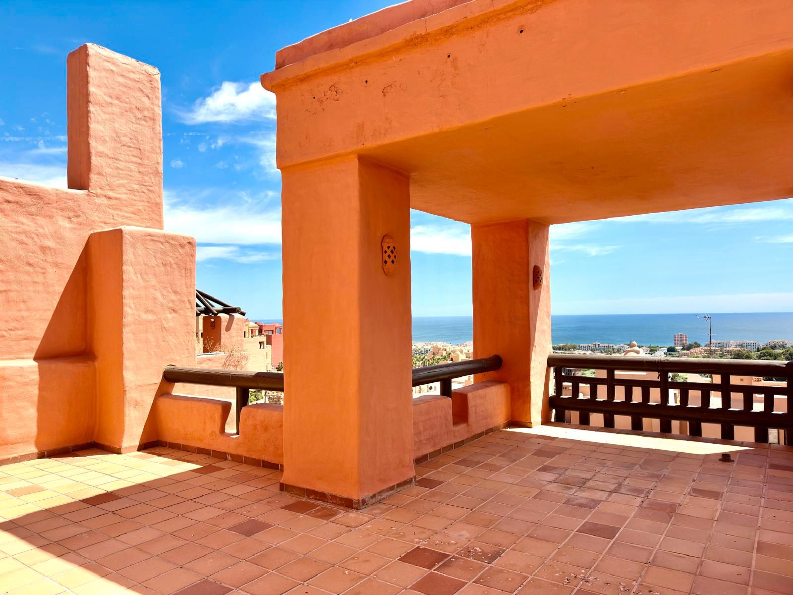 Vista exterior de Àtic en venda en Manilva amb Aire condicionat, Calefacció i Terrassa