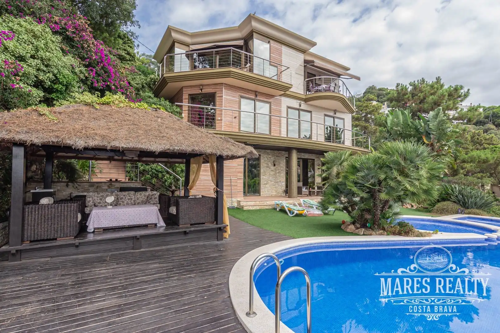 Detached house with pool for sale in Serra Brava