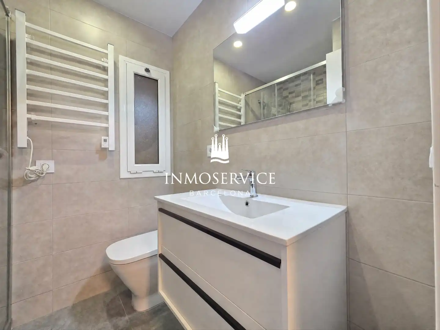 Bathroom of Flat for sale in Barcelona  with Air Conditioner and Oven