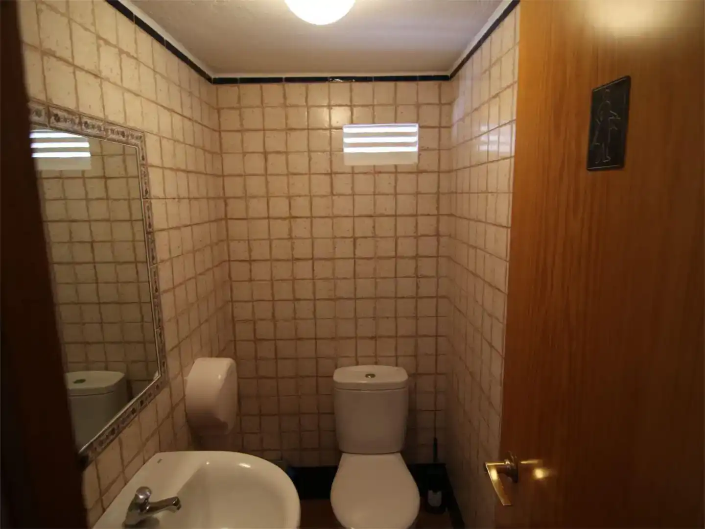 Baño de Local en venta en Zahara de los Atunes con Aire acondicionado y Amueblado