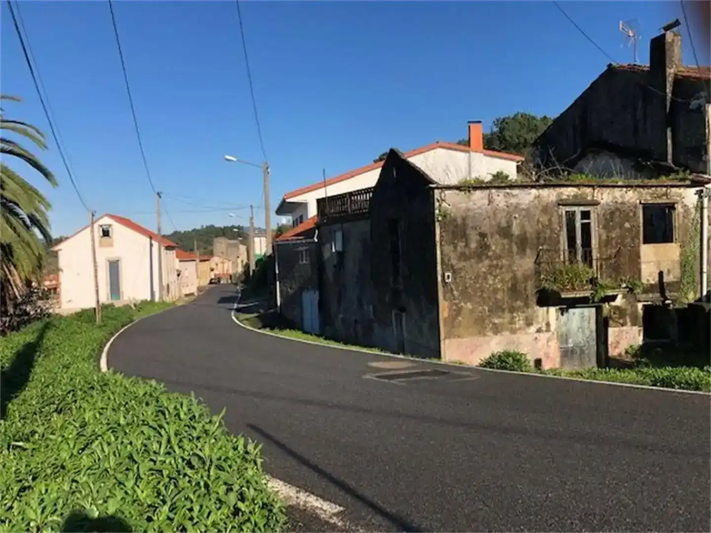 Vista exterior de Casa adosada en venda en Noia amb Jardí privat i Balcó