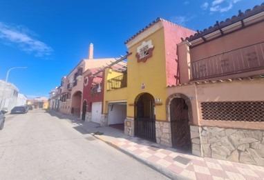 Vista exterior de Casa adosada en venda en La Línea de la Concepción amb Terrassa