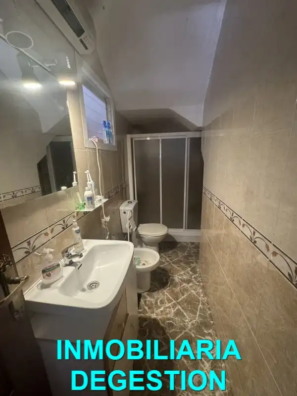 Bany de Casa adosada en venda en Linares amb Aire condicionat, Calefacció i Jardí privat