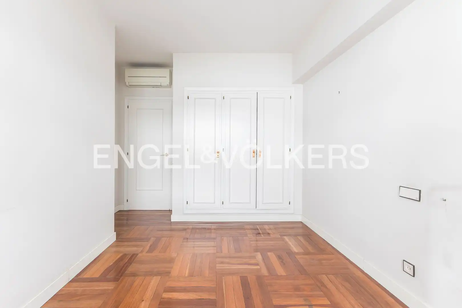 Bedroom of Flat for sale in Madrid  with Air Conditioner, Heating and Terrace