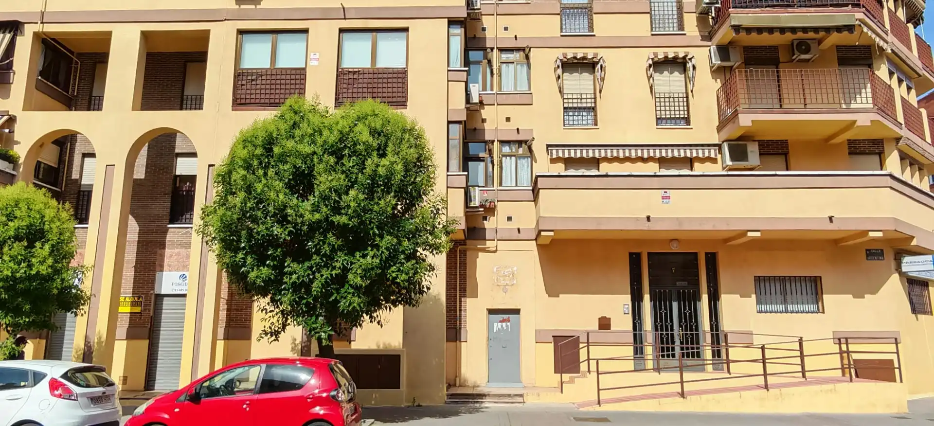 Vista exterior de Local en venta en Leganés