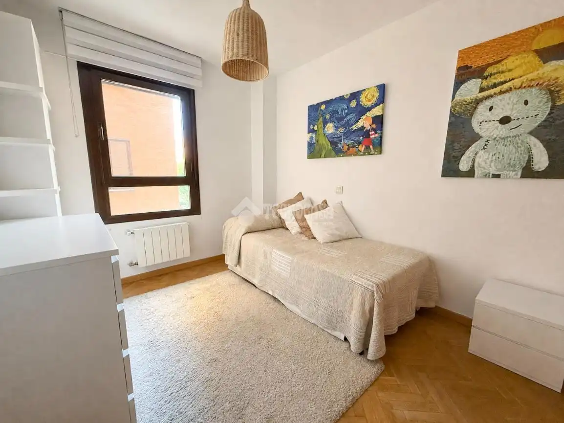 Bedroom of Flat for sale in Madrid  with Air Conditioner and Community pool
