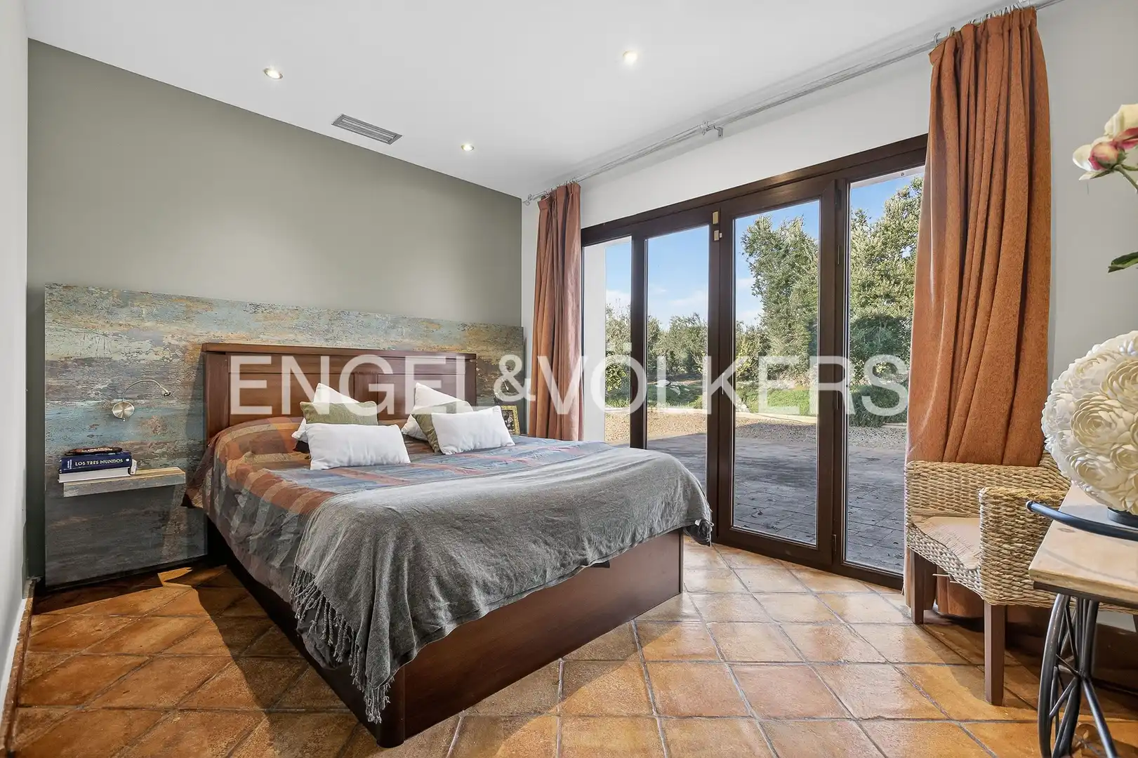 Habitación de Finca rústica en venta en La Puebla del Río con Aire acondicionado, Calefacción y Jardín privado