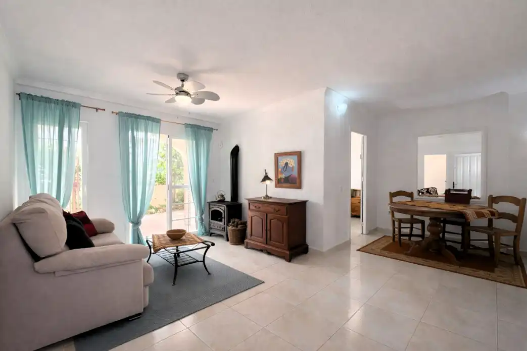 Sala d'estar de Casa adosada en venda en Mijas amb Jardí privat, Terrassa i Traster