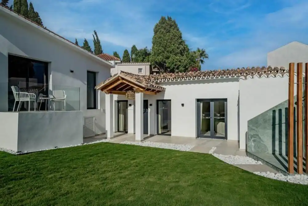 Vista exterior de Casa o xalet de lloguer en Marbella amb Aire condicionat, Jardí privat i Terrassa