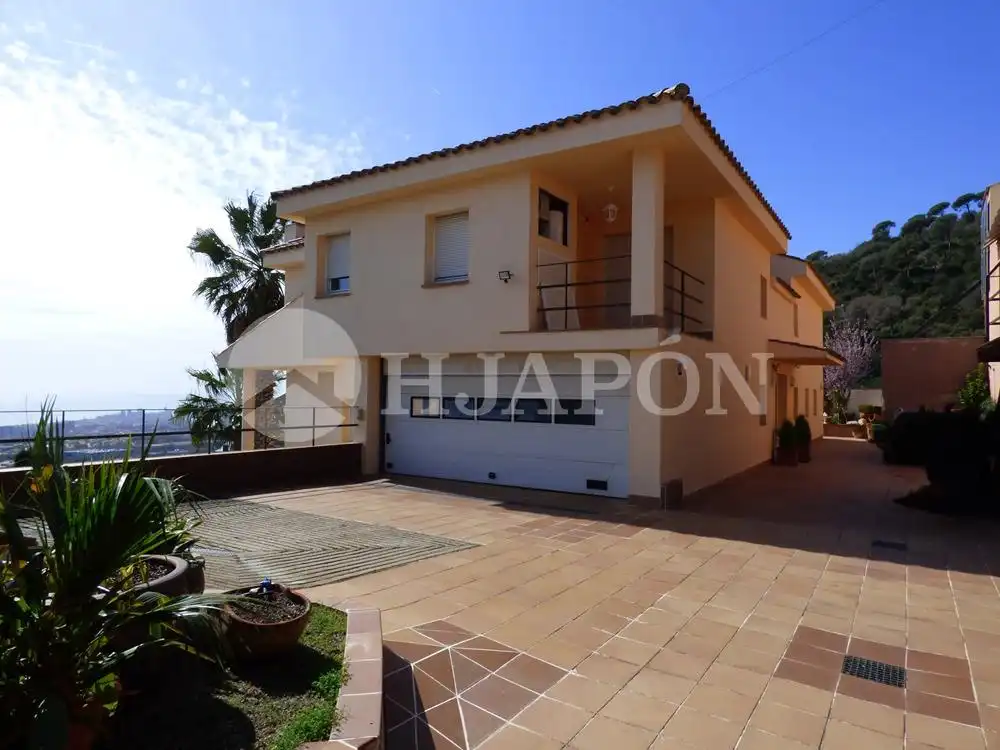 Vista exterior de Casa o chalet en venta en Badalona con Aire acondicionado, Jardín privado y Terraza