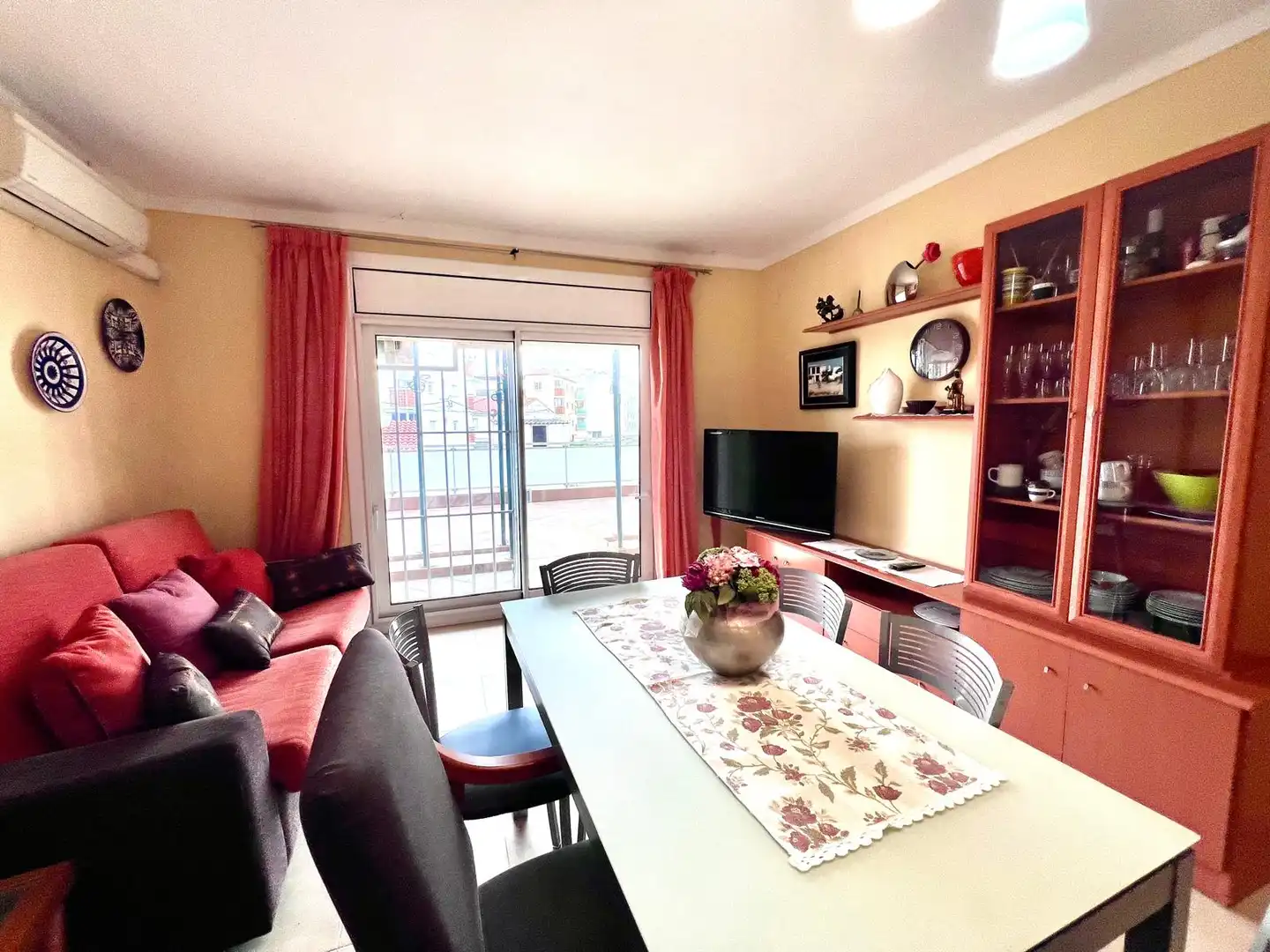 Sala d'estar de Pis en venda en L'Escala amb Aire condicionat, Terrassa i Moblat