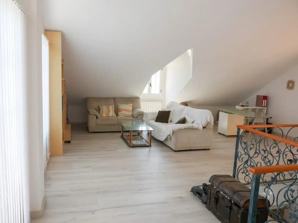 Sala d'estar de Casa adosada en venda en Sagunto / Sagunt amb Aire condicionat, Calefacció i Jardí privat