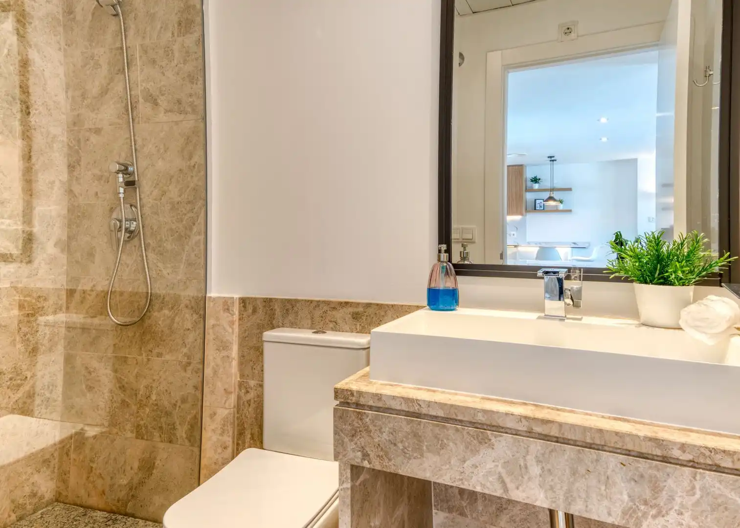 Bany de Casa adosada en venda en Marbella amb Aire condicionat, Jardí privat i Terrassa