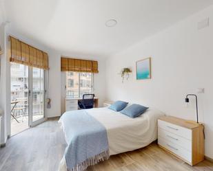 Bedroom of Apartment to share in  Valencia Capital  with Balcony