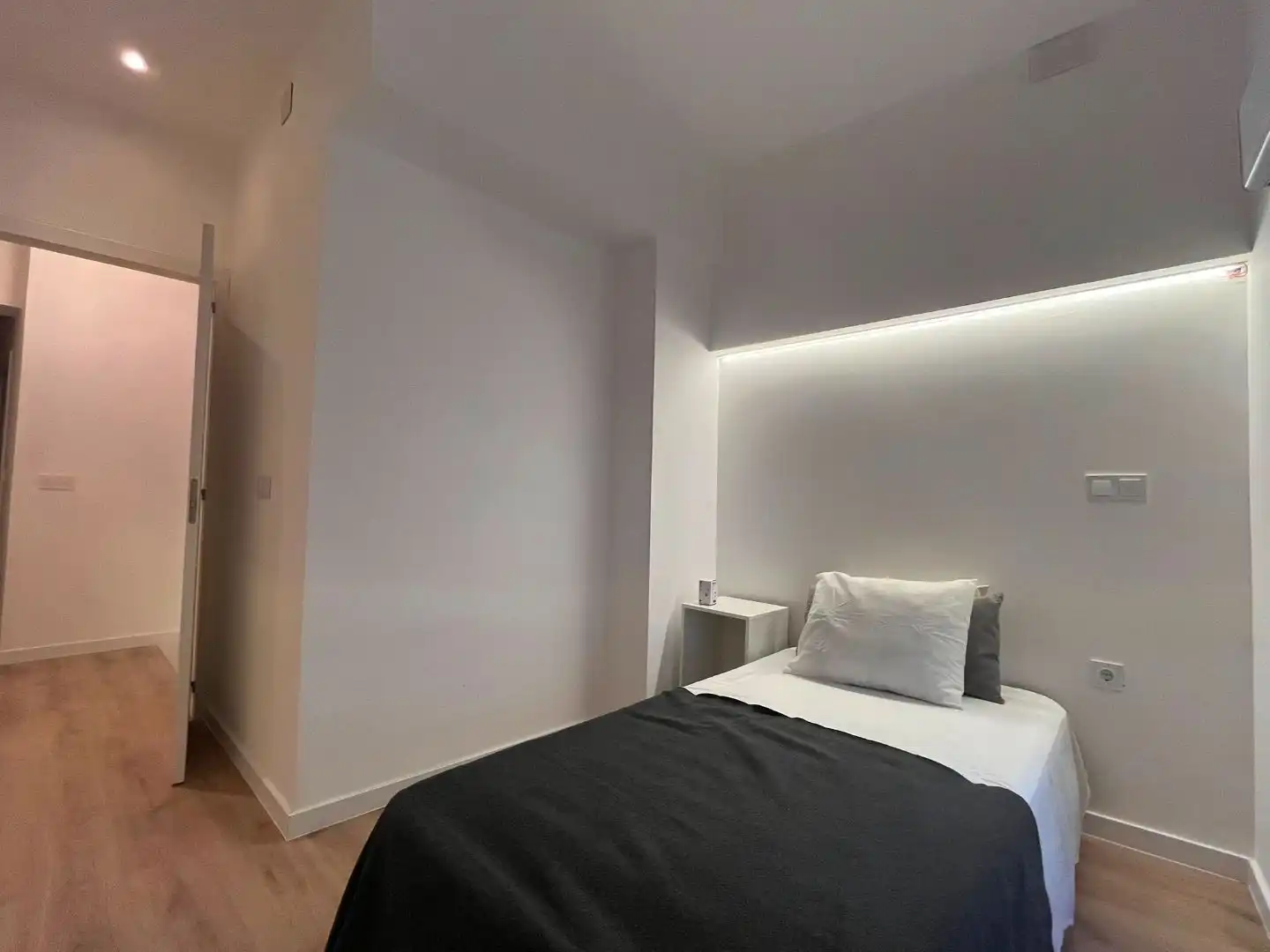 Dormitori de Casa adosada en venda en Elda amb Terrassa i Balcó
