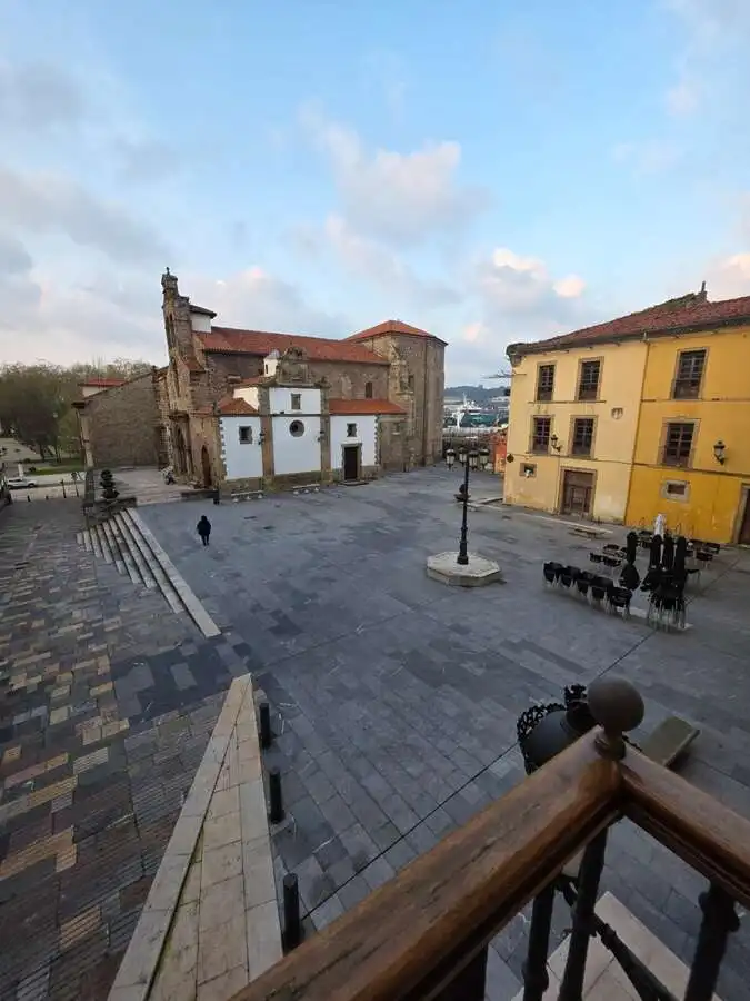Vista exterior de Pis en venda en Avilés amb Calefacció i Traster