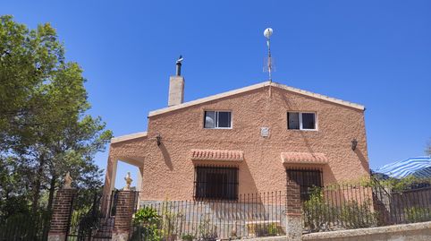 Chalet en Montisol, con casa de dos plantas y piscina