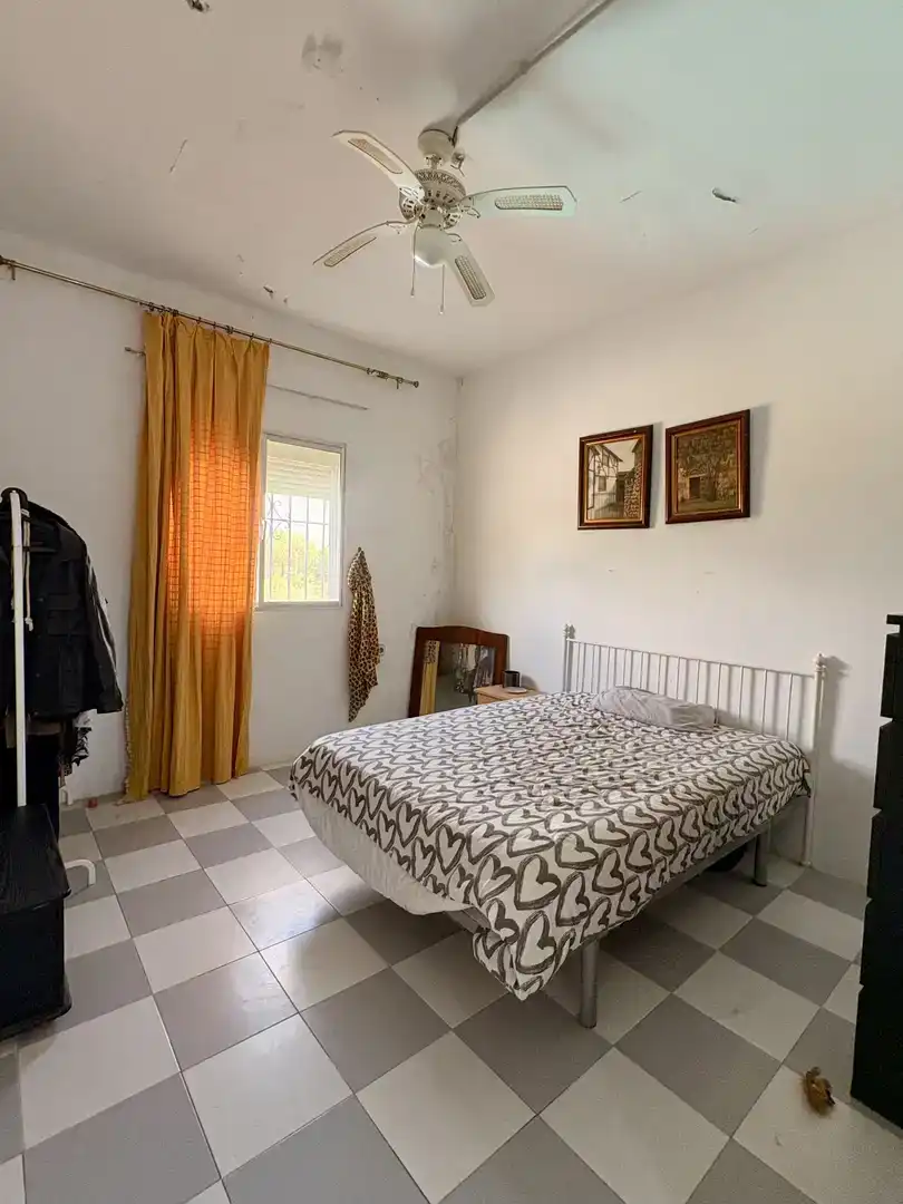 Dormitori de Casa o xalet en venda en Carmona amb Aire condicionat, Jardí privat i Traster