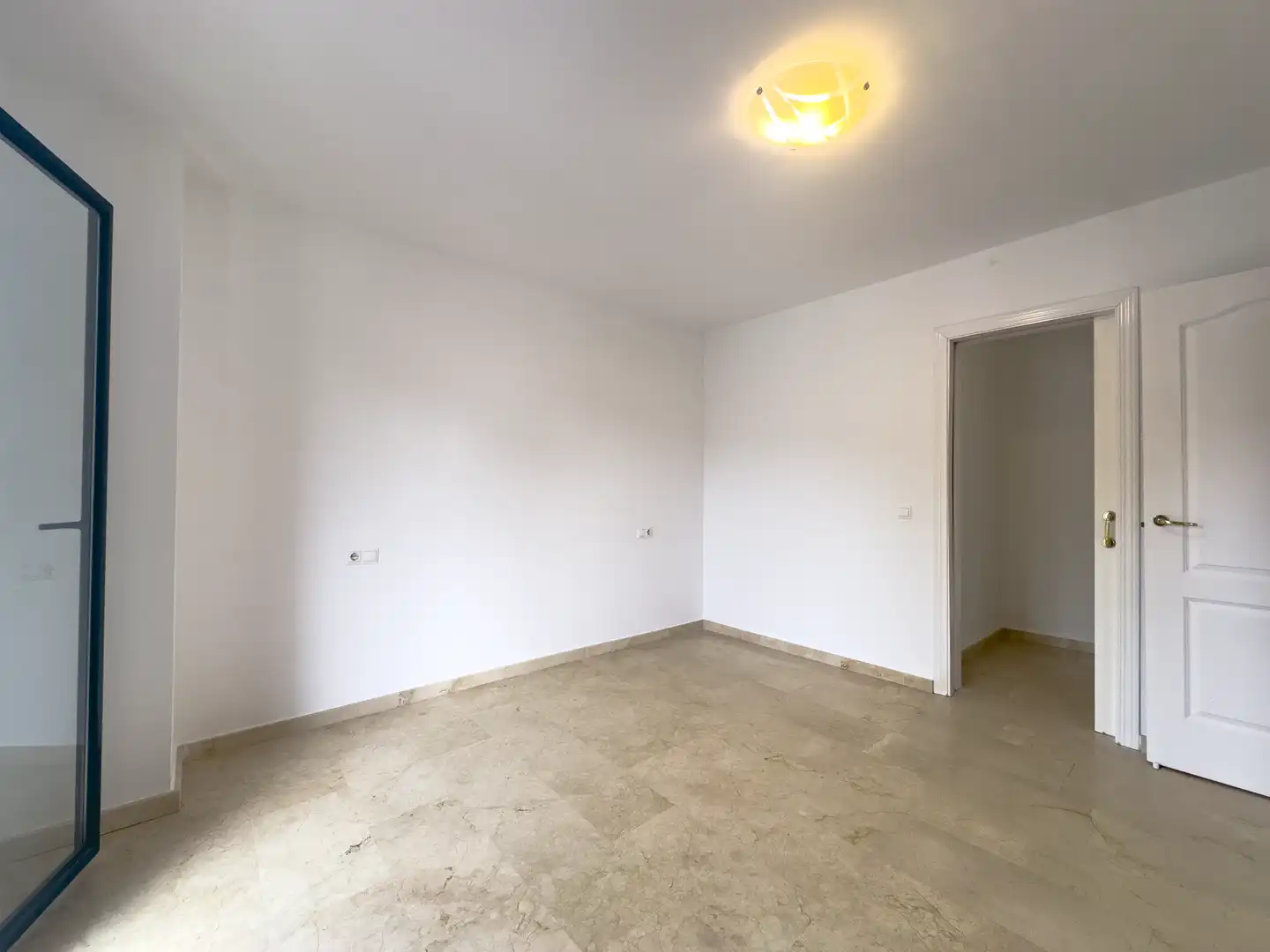 Dormitori de Casa adosada en venda en Manilva amb Jardí privat, Terrassa i Traster