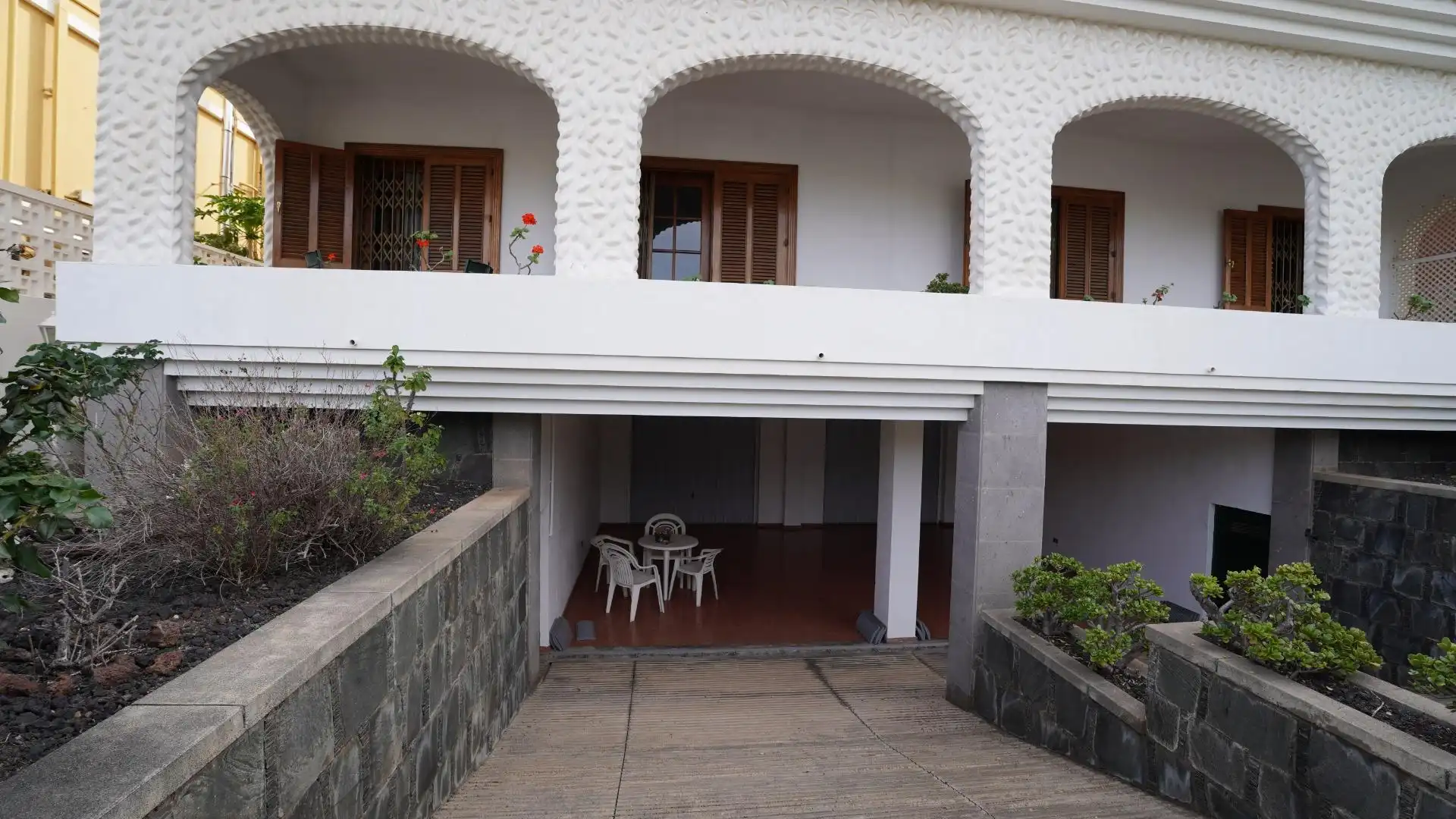 Vista exterior de Casa o xalet en venda en Las Palmas de Gran Canaria amb Aire condicionat, Jardí privat i Terrassa