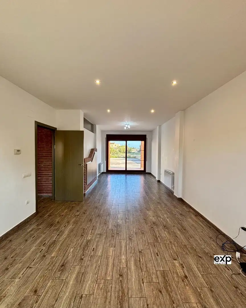 Sala d'estar de Casa o xalet en venda en Deltebre amb Calefacció, Terrassa i Balcó