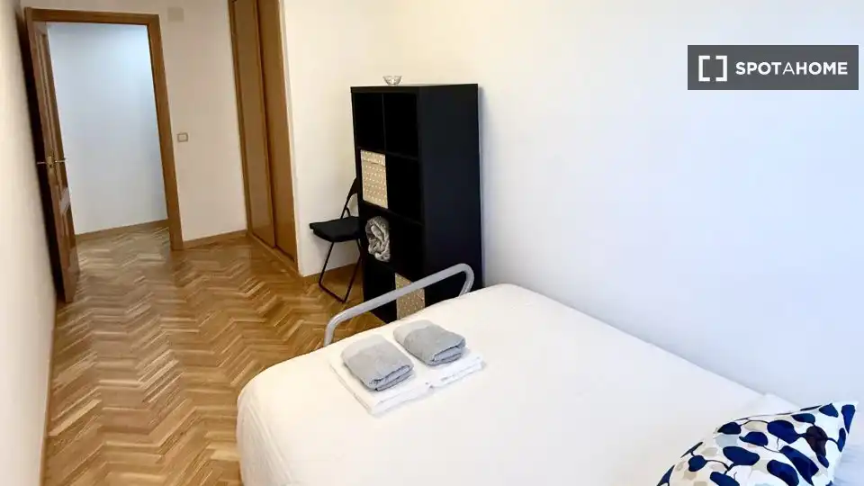 Dormitori de Pis de lloguer en Madrid amb Aire condicionat, Calefacció i Moblat