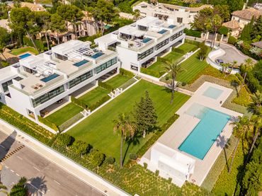 Casa bifamiliare con piscina in vendita a Nueva Andalucía
