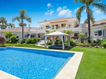 House with pool for sale in Marbella Centro