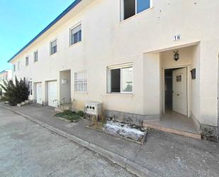 Vista exterior de Casa adosada en venda en Albares amb Jardí privat i Terrassa