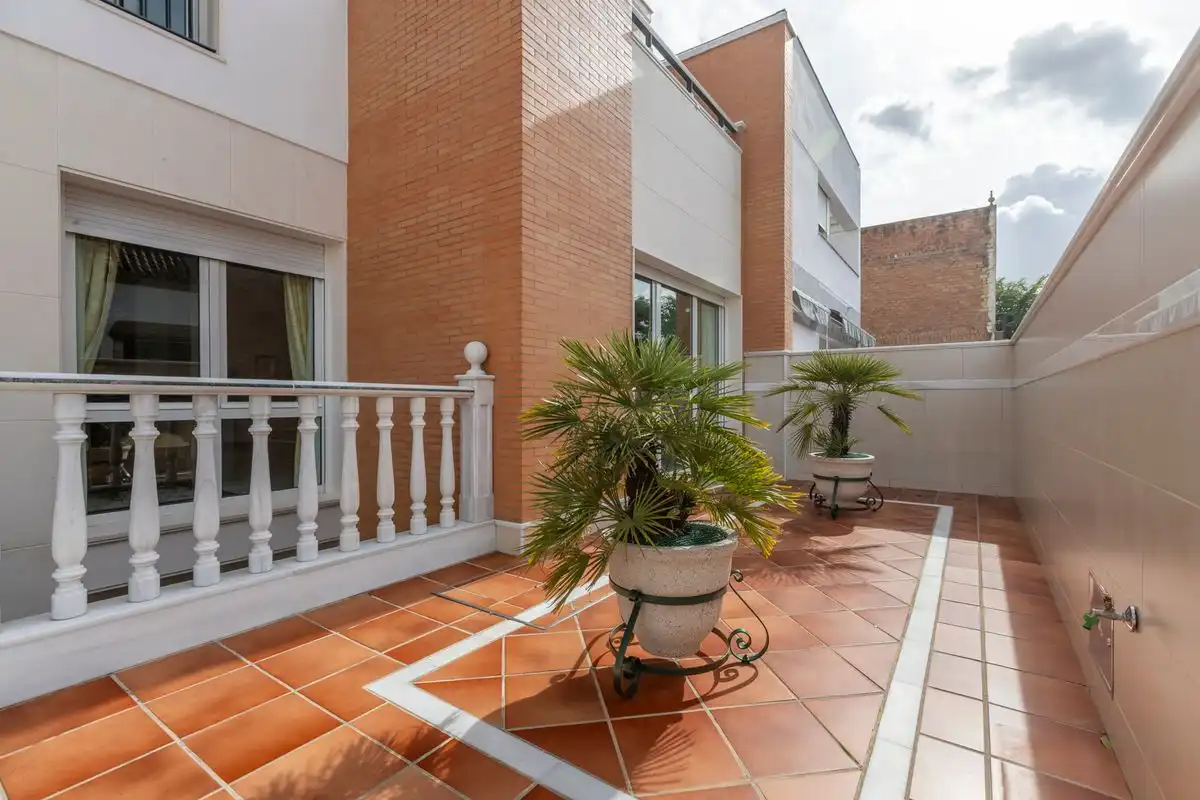 Terrassa de Casa adosada en venda en Santiponce amb Aire condicionat, Calefacció i Jardí privat