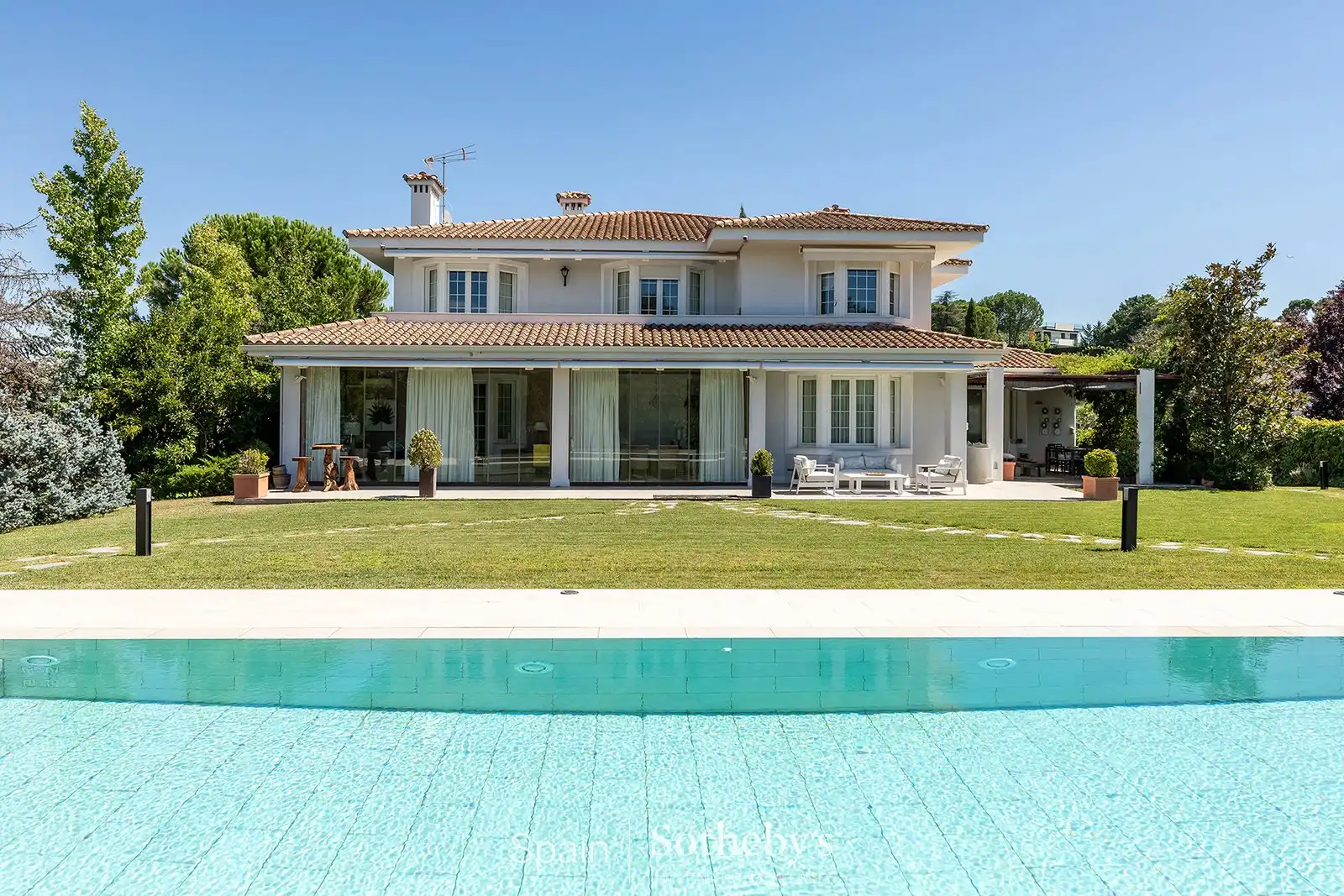 House with pool for sale in Calle de Ordiales