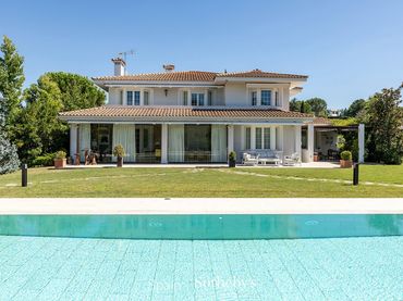 House with pool for sale in Calle de Ordiales