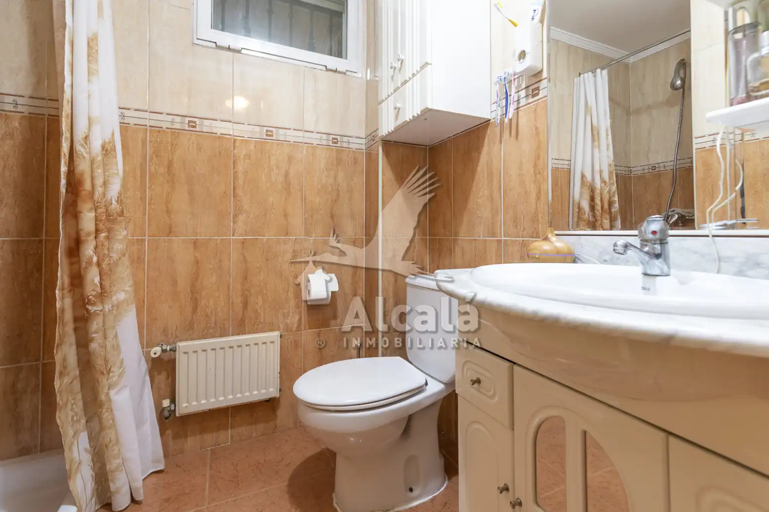 Baño de Casa adosada en venta en Azuqueca de Henares con Aire acondicionado, Calefacción y Piscina