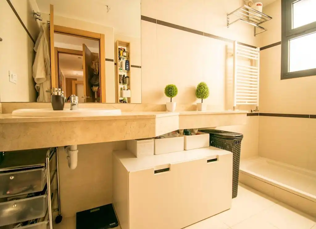 Baño de Ático de alquiler en La Pobla de Vallbona con Aire acondicionado, Calefacción y Jardín privado