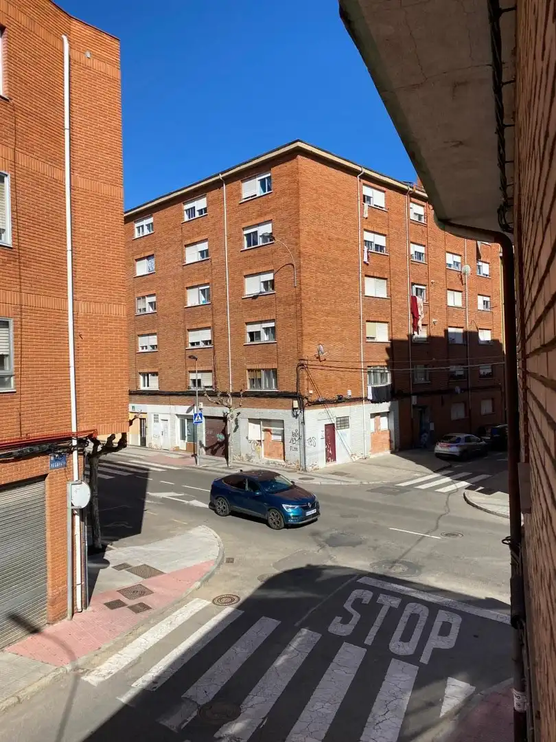 Vista exterior de Casa o xalet en venda en León Capital  amb Traster