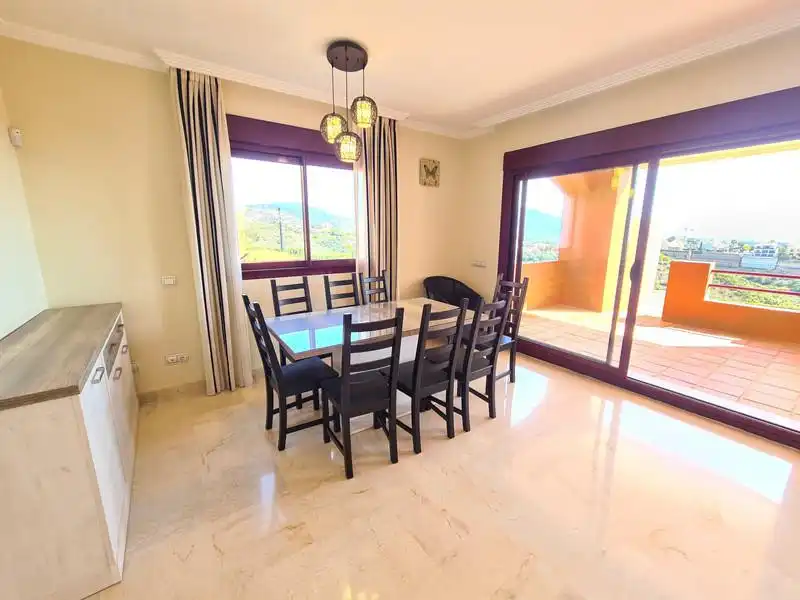 Comedor de Casa adosada de alquiler en Benahavís con Aire acondicionado, Calefacción y Jardín privado