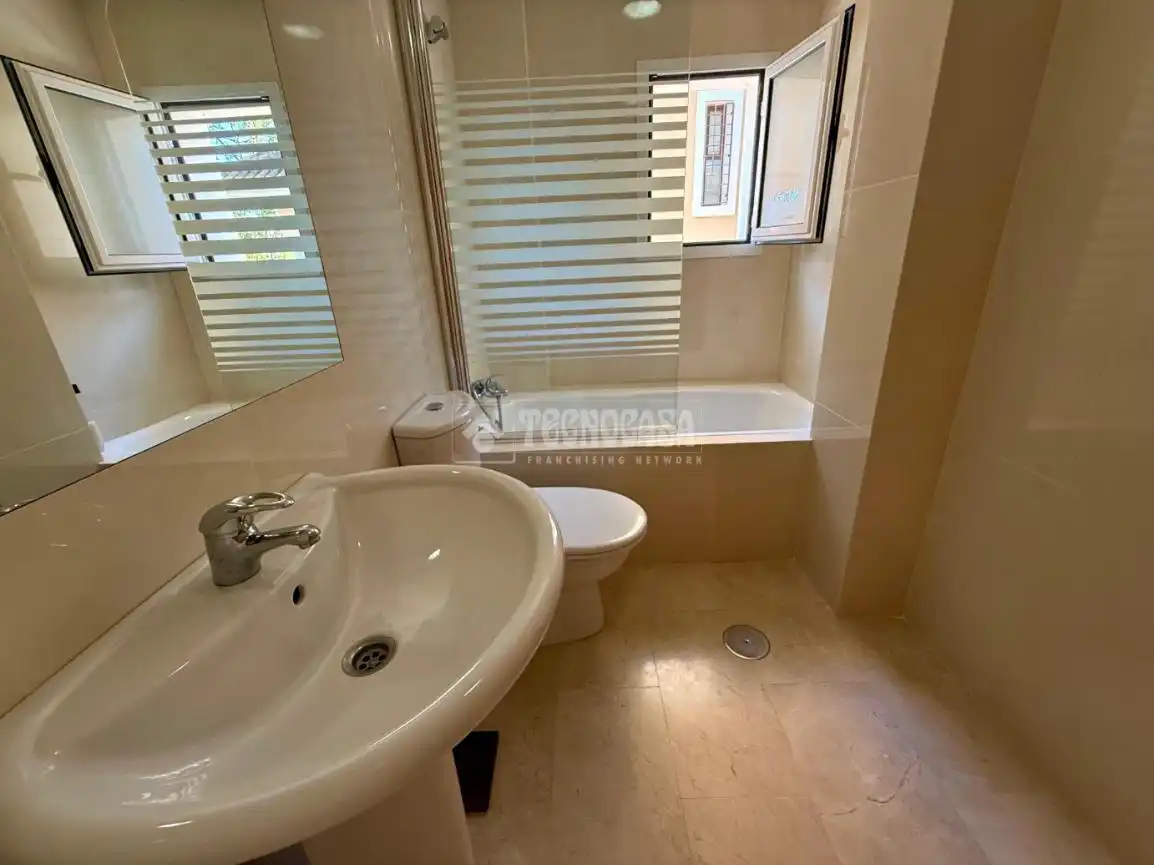 Bany de Casa o xalet en venda en Benalmádena amb Aire condicionat, Jardí privat i Terrassa