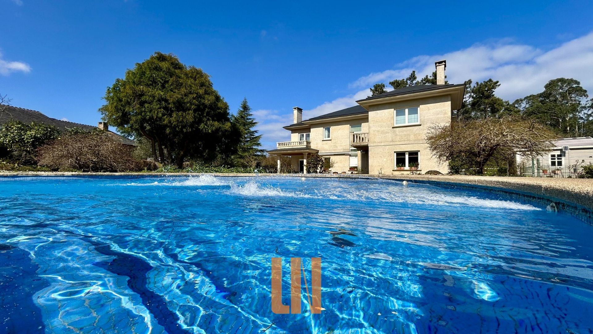 Vista exterior de Casa o xalet en venda en Oleiros amb Calefacció, Jardí privat i Parquet