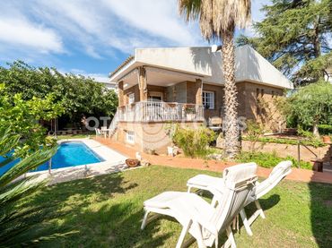 Casa amb piscina en venda a Carrer LILES