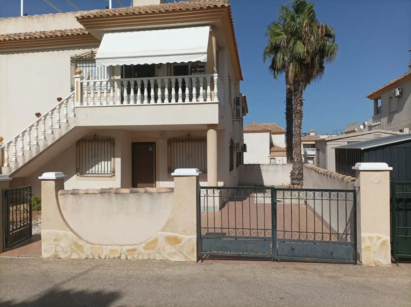 Vista exterior de Casa o xalet en venda en Orihuela amb Jardí privat i Piscina comunitària