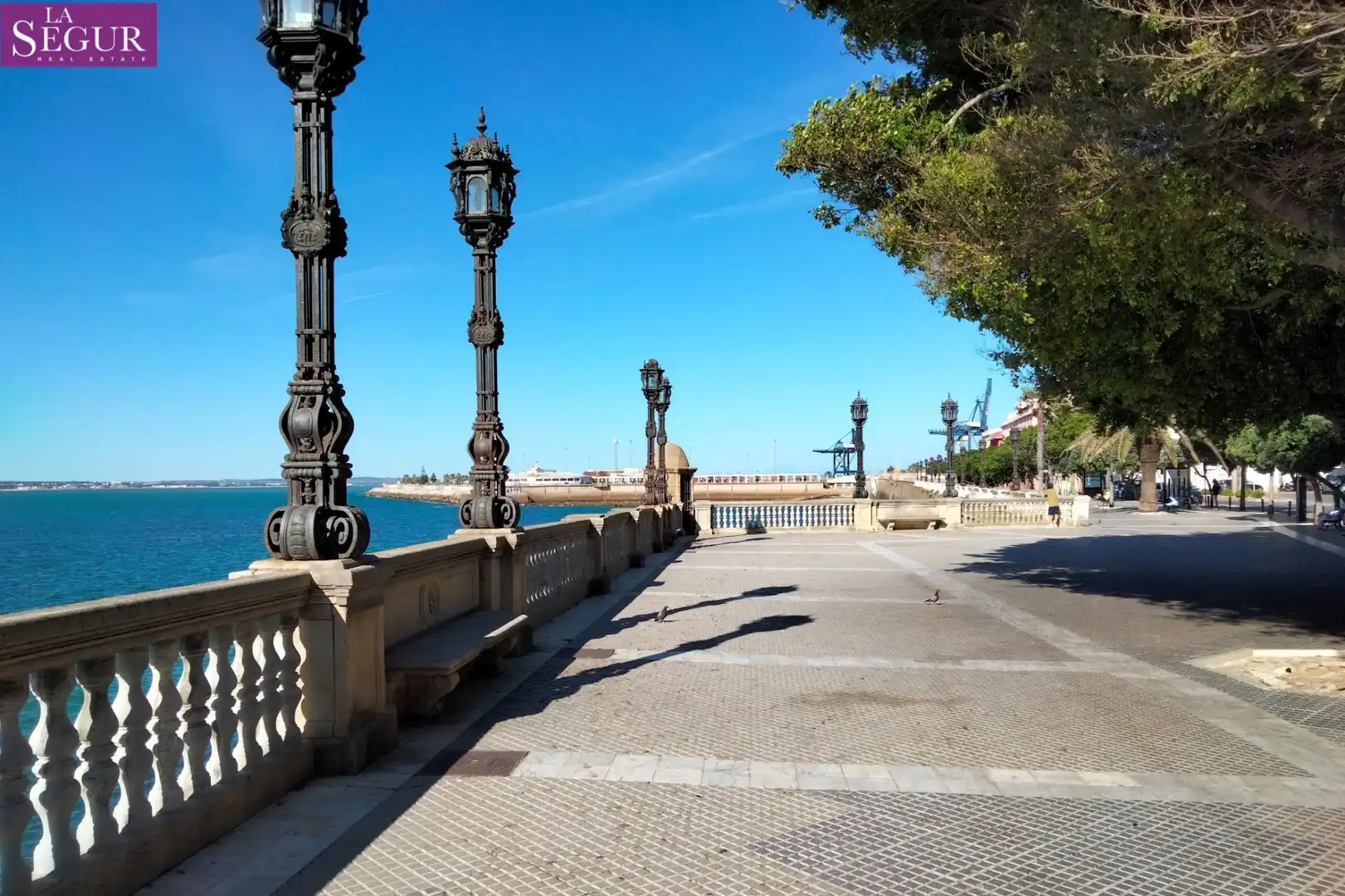Vista exterior de Piso en venta en Cádiz con Aire acondicionado