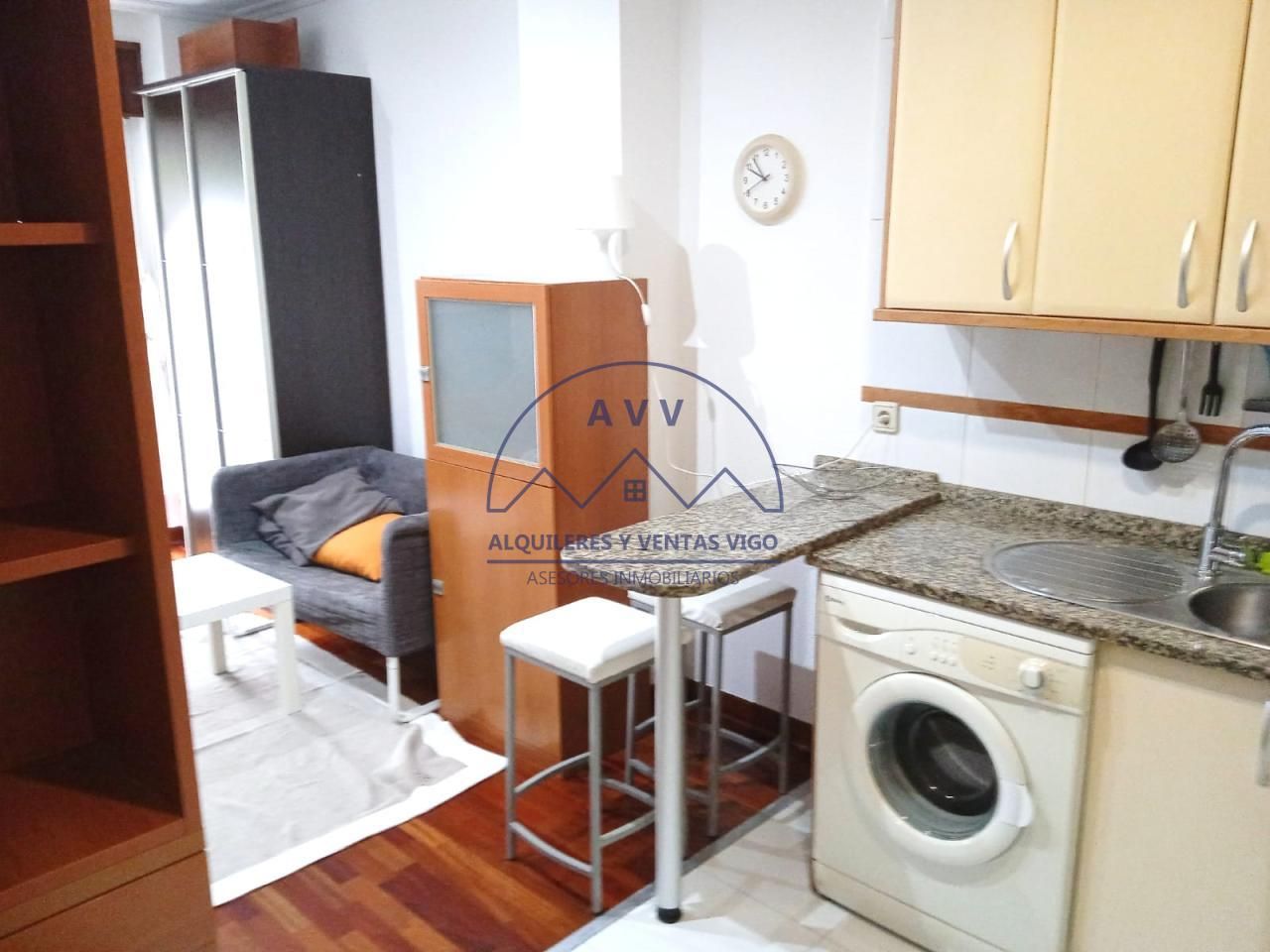 Cuina de Estudi de lloguer en Vigo  amb Calefacció, Parquet i Terrassa