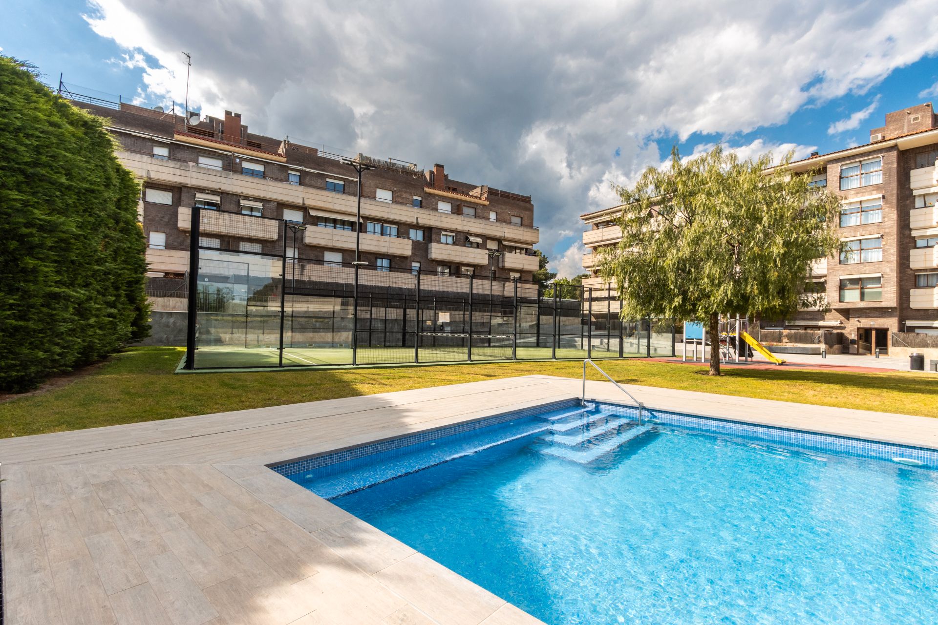 Swimming pool of Planta baja for sale in Sabadell  with Air Conditioner, Heating and Parquet flooring